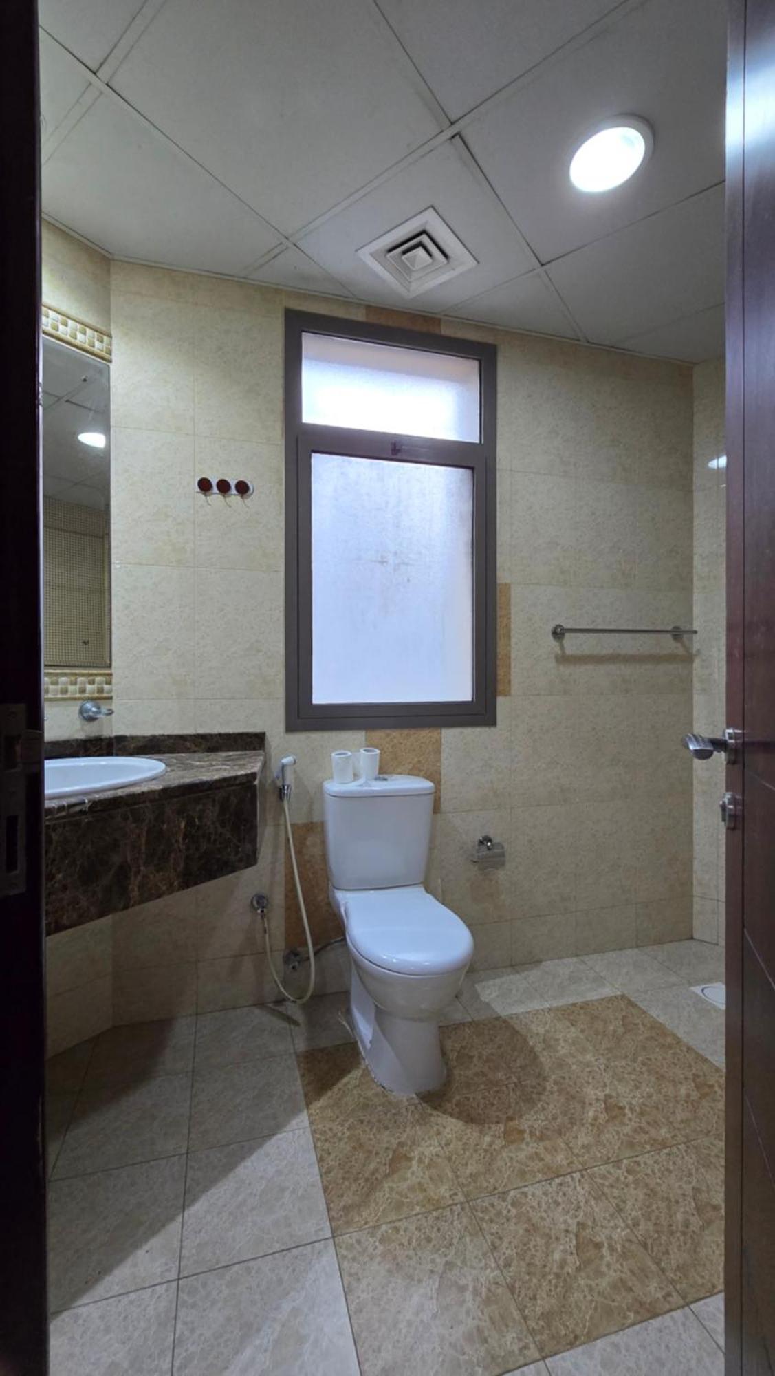 Fully Furnished Master Bedroom With Ensuite Washroom Homestay